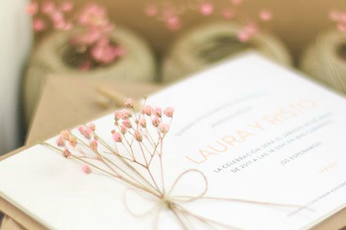Invitasjoner med blomsterdekorasjon på bryllup