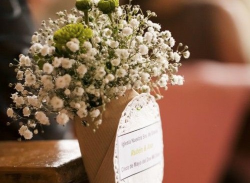 Blomsterdekorasjon ved bryllup for gjester