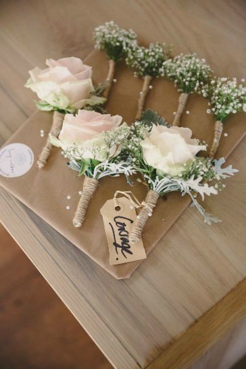 Blomsterdekorasjon ved bryllup for gjester: på for menn