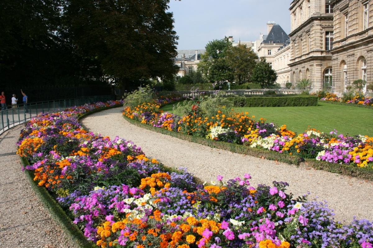 Blomstene i Luxembourg Gardens pryder stiene