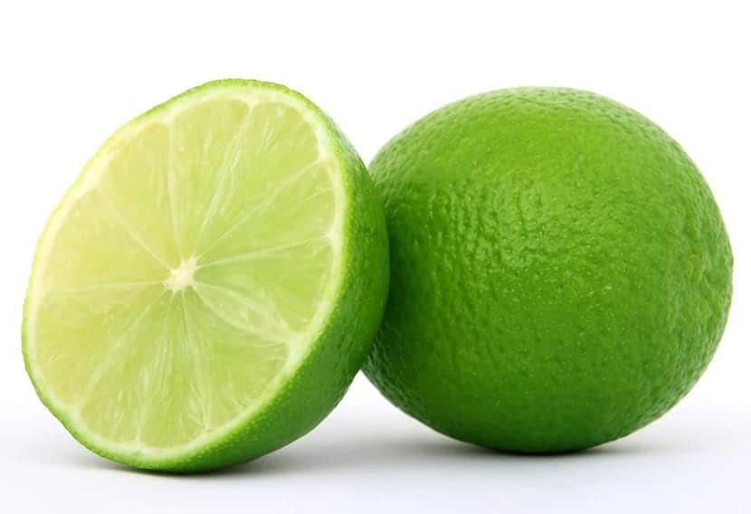 sur frukt av en grønn farge på en hvit bakgrunn