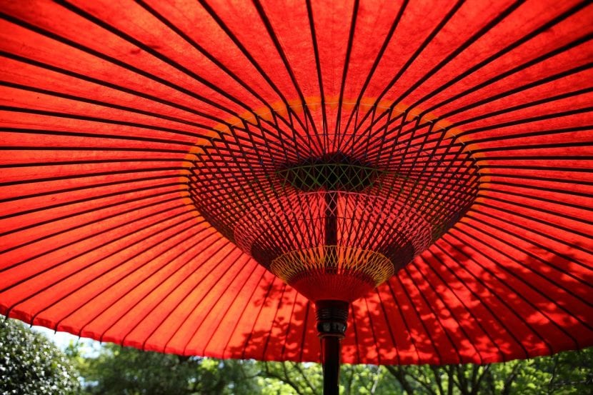 Rød asiatisk paraply