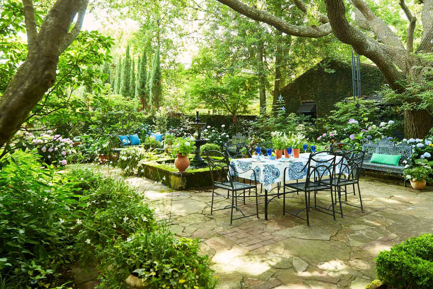 Courtyard Dining Area in Charleston, SC